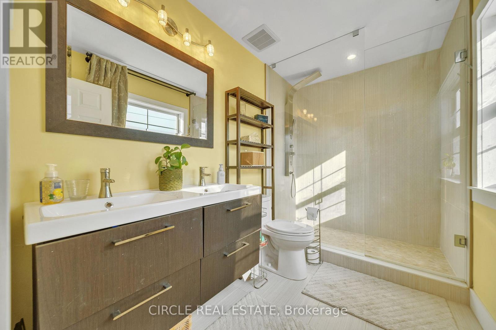 Photo 30 of 1043 Shaw Drive, Mississauga ON
