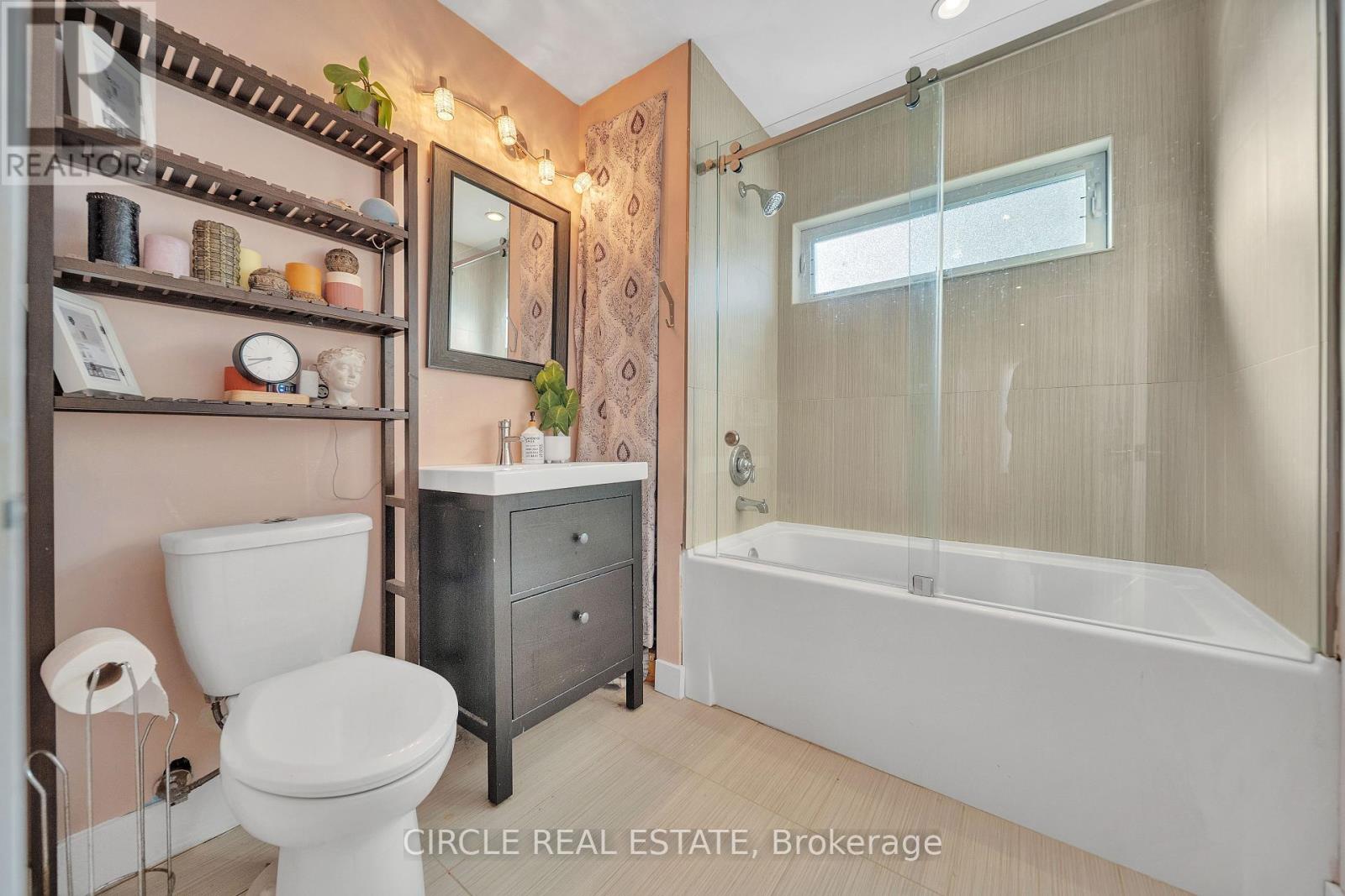 Photo 5 of 1043 Shaw Drive, Mississauga ON