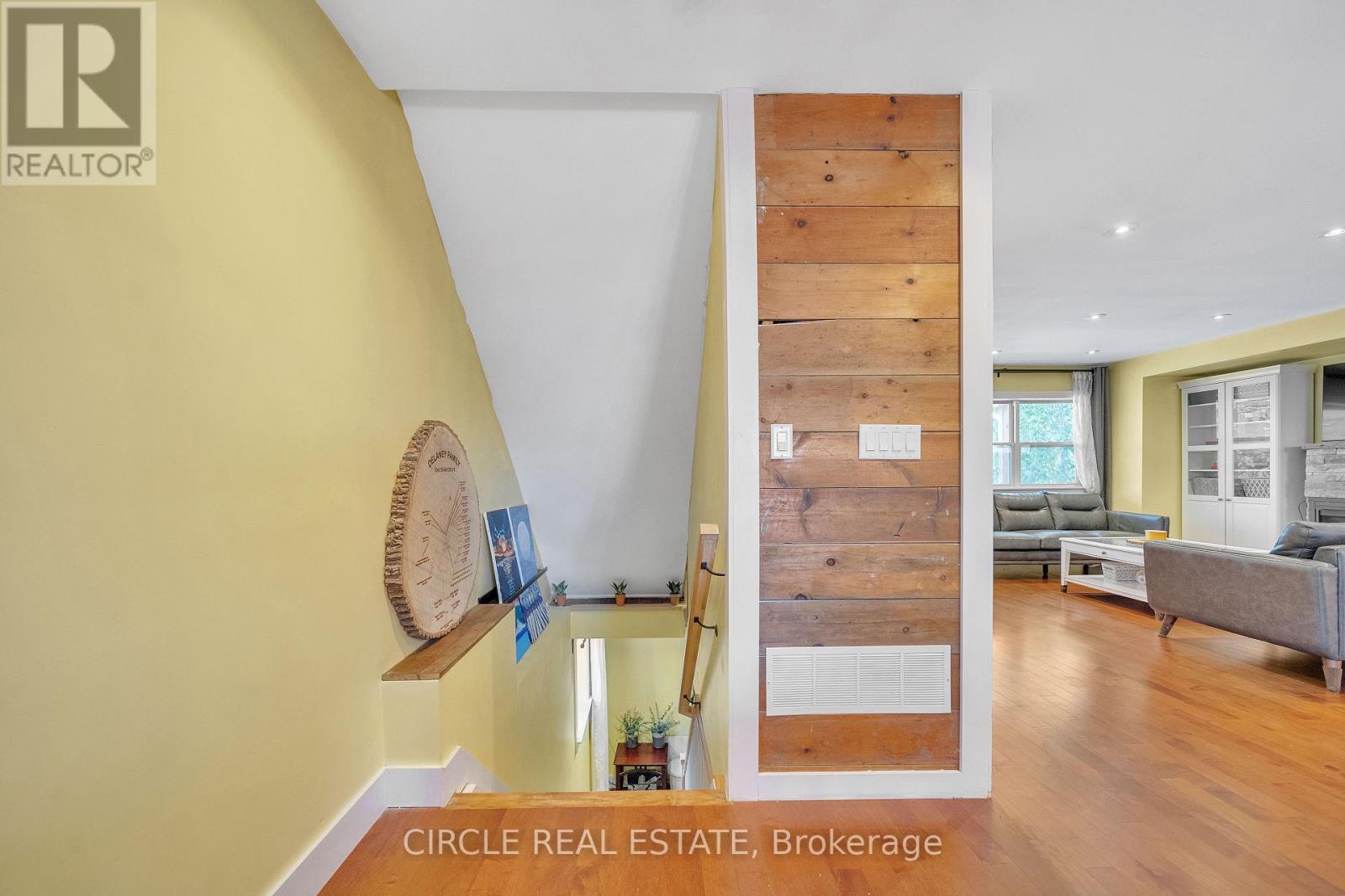 Photo 8 of 1043 Shaw Drive, Mississauga ON
