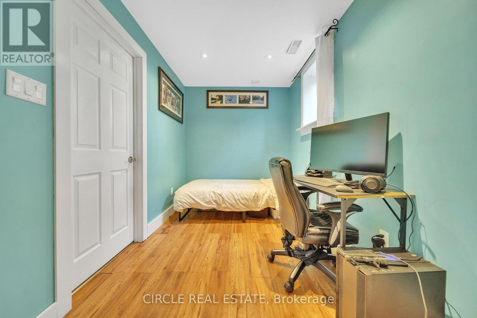 Photo 3 of 1043 Shaw Drive, Mississauga ON