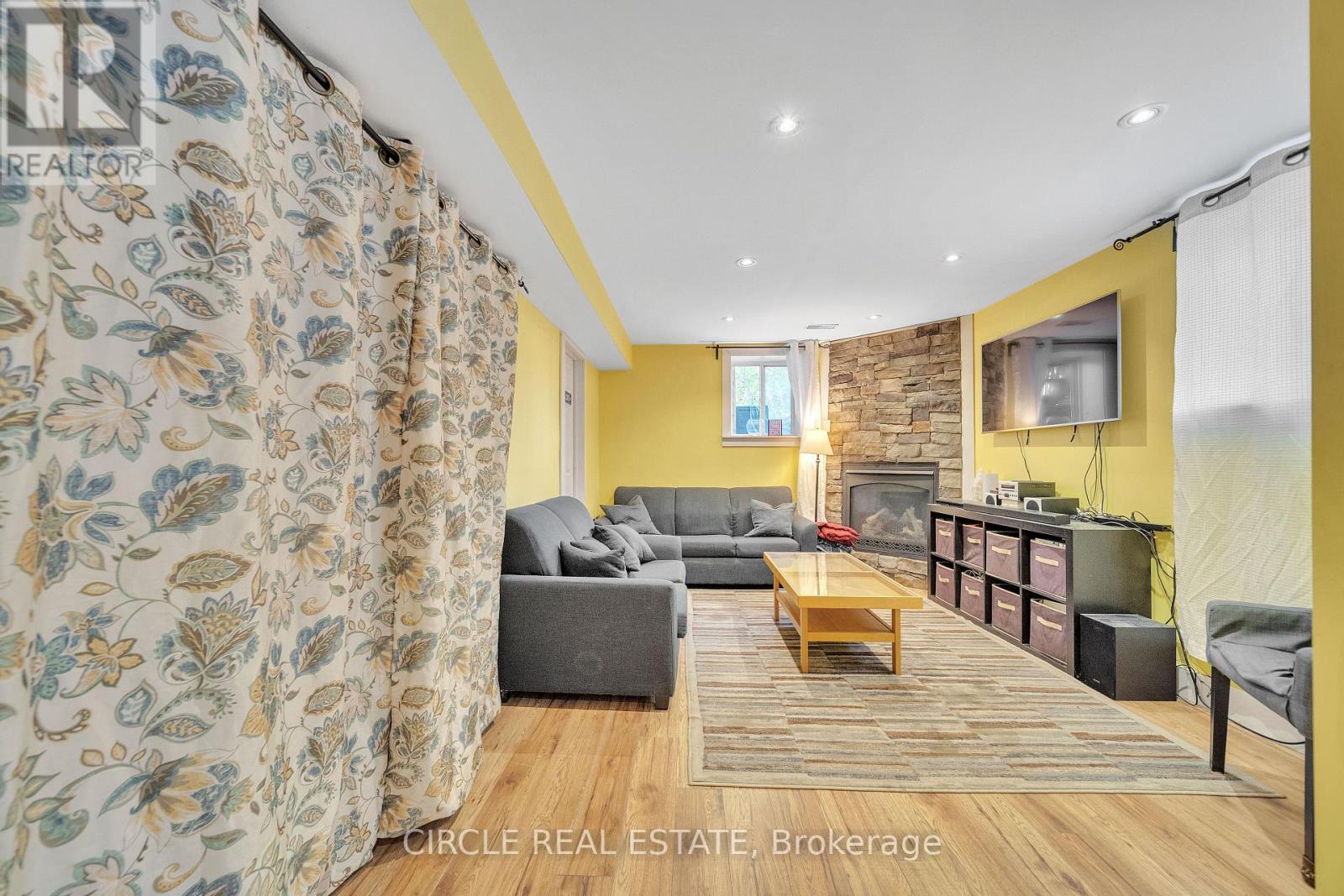 Photo 40 of 1043 Shaw Drive, Mississauga ON