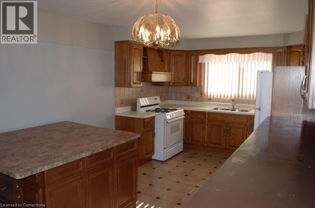 Photo 4 of 30 Hearthside Crescent Unit Upper Leve, Stoney Creek ON