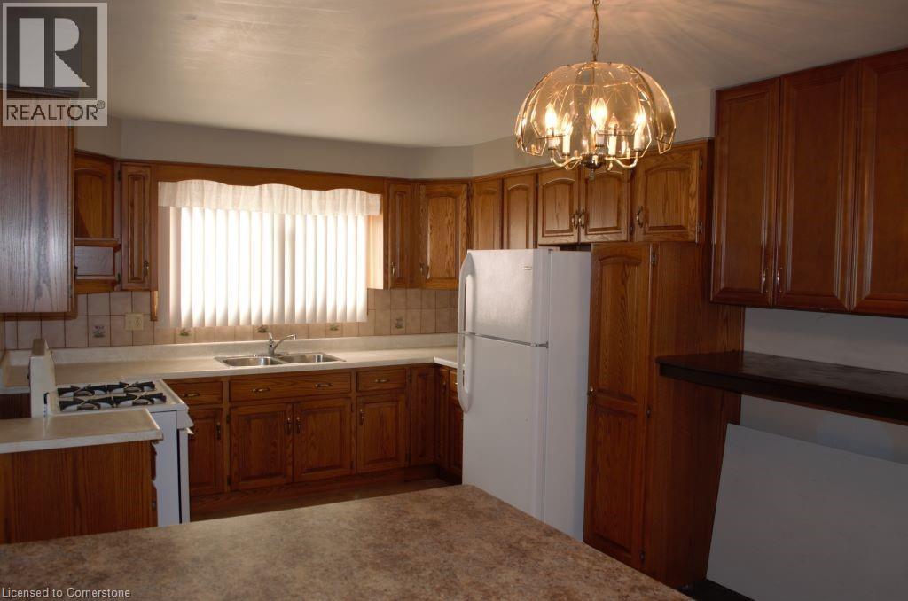 Photo 5 of 30 Hearthside Crescent Unit Upper Leve, Stoney Creek ON
