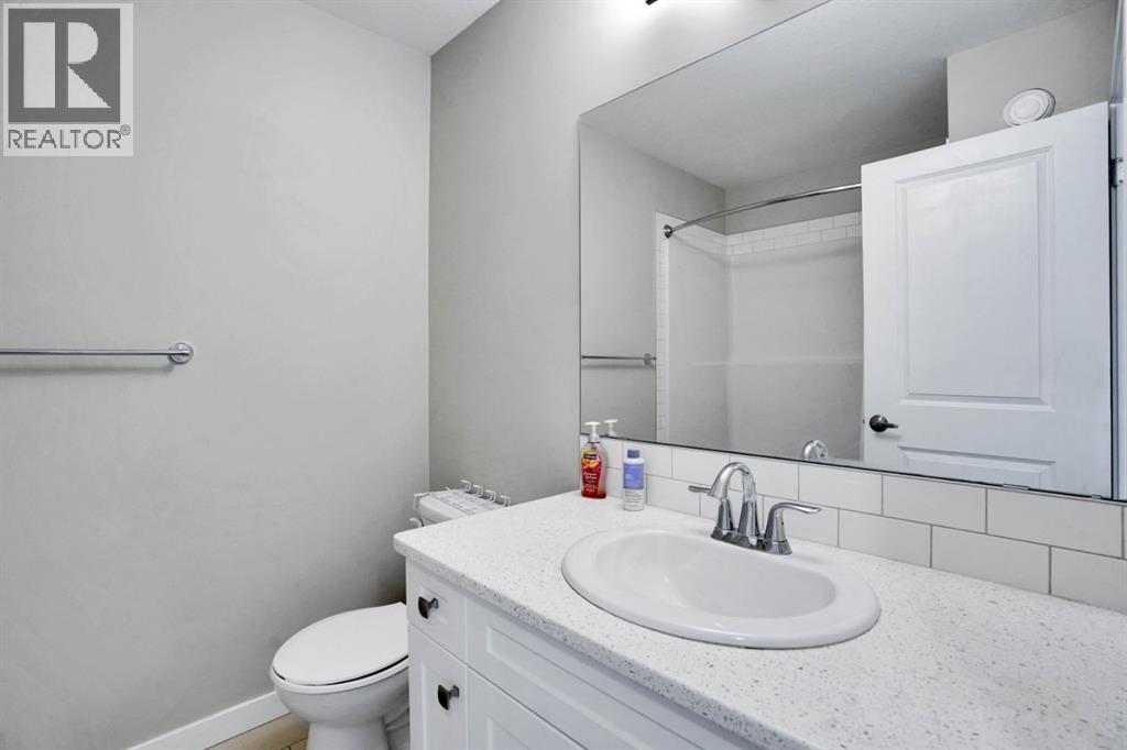 Photo 17 of 21 Kingsbury Close Se, Airdrie AB