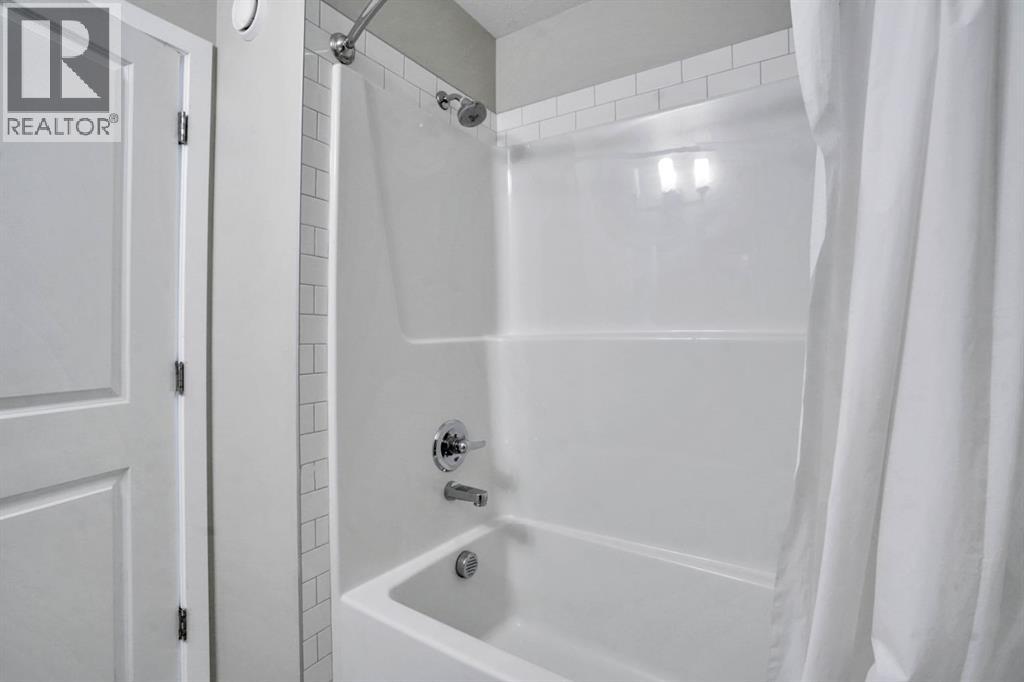 Photo 18 of 21 Kingsbury Close Se, Airdrie AB