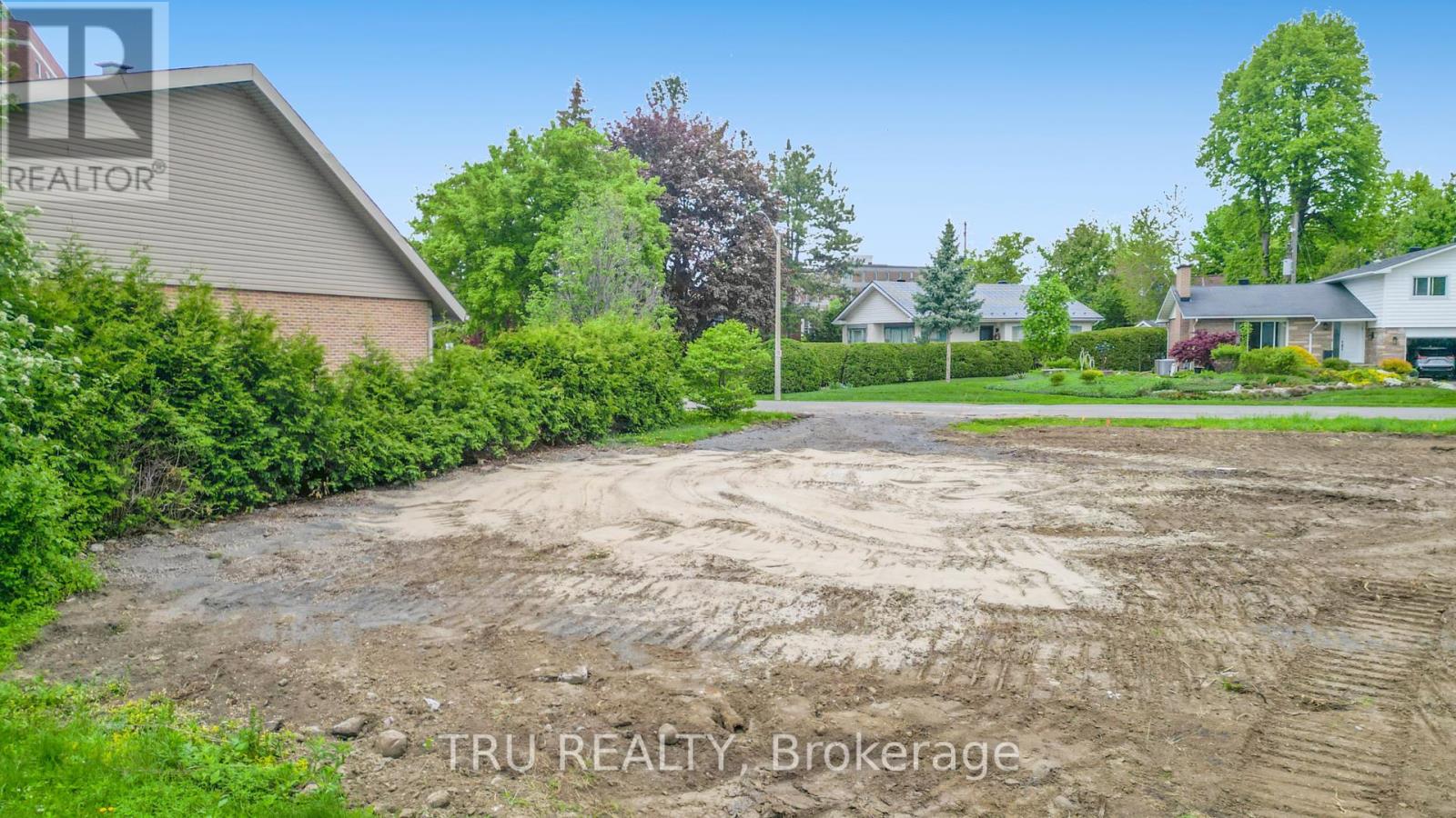 Photo 12 of 2300 Fox Crescent, Ottawa ON