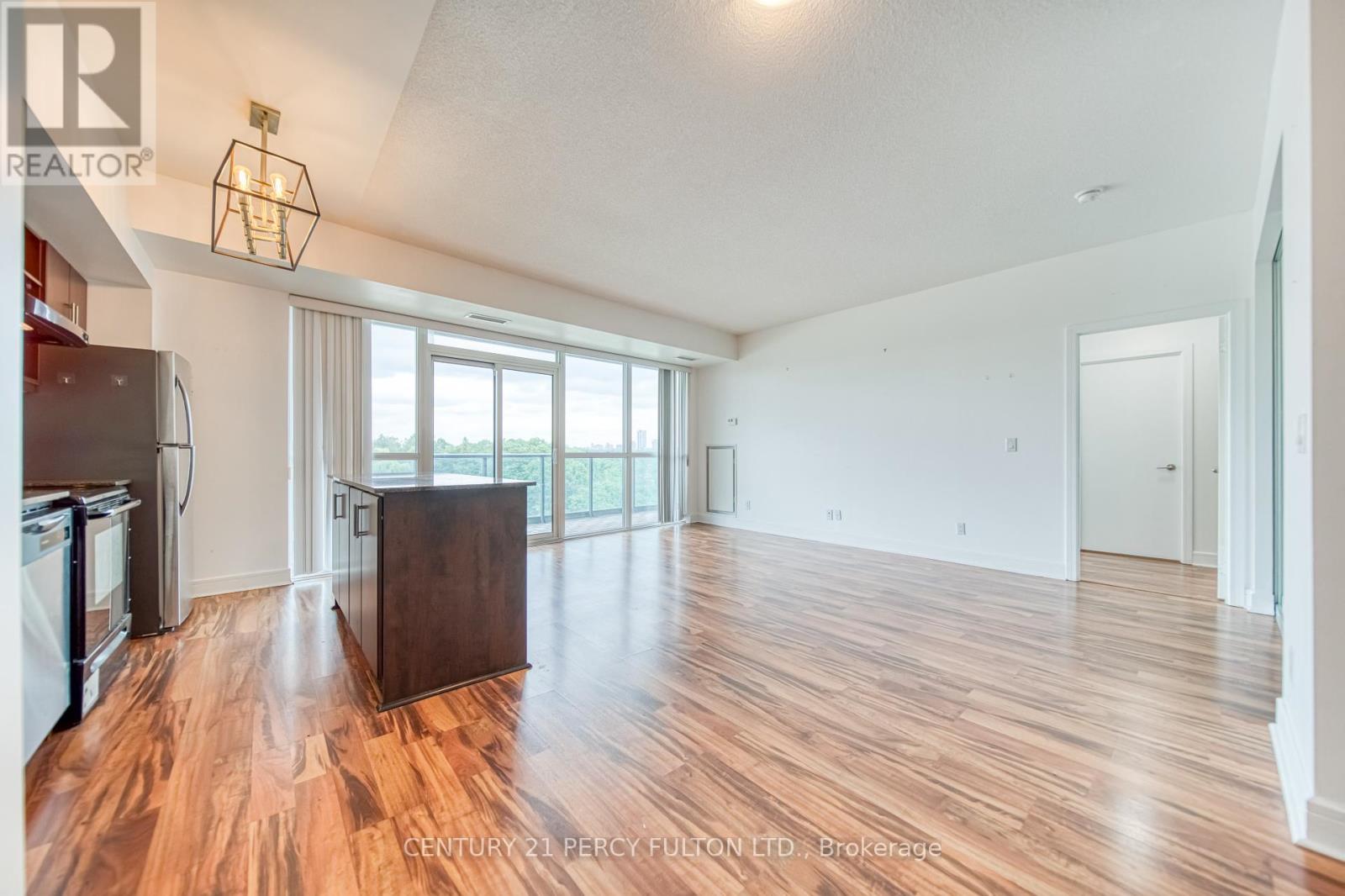 Photo 5 of 504 35 Brian Peck Crescent, Toronto ON