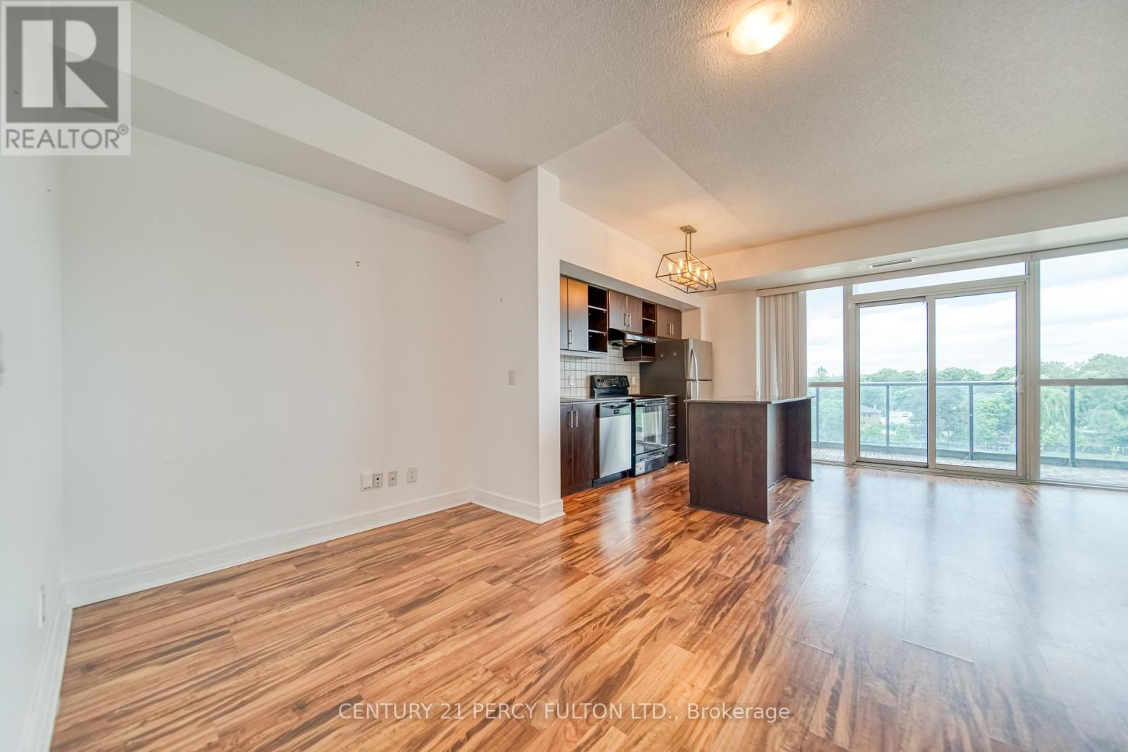 Photo 8 of 504 35 Brian Peck Crescent, Toronto ON