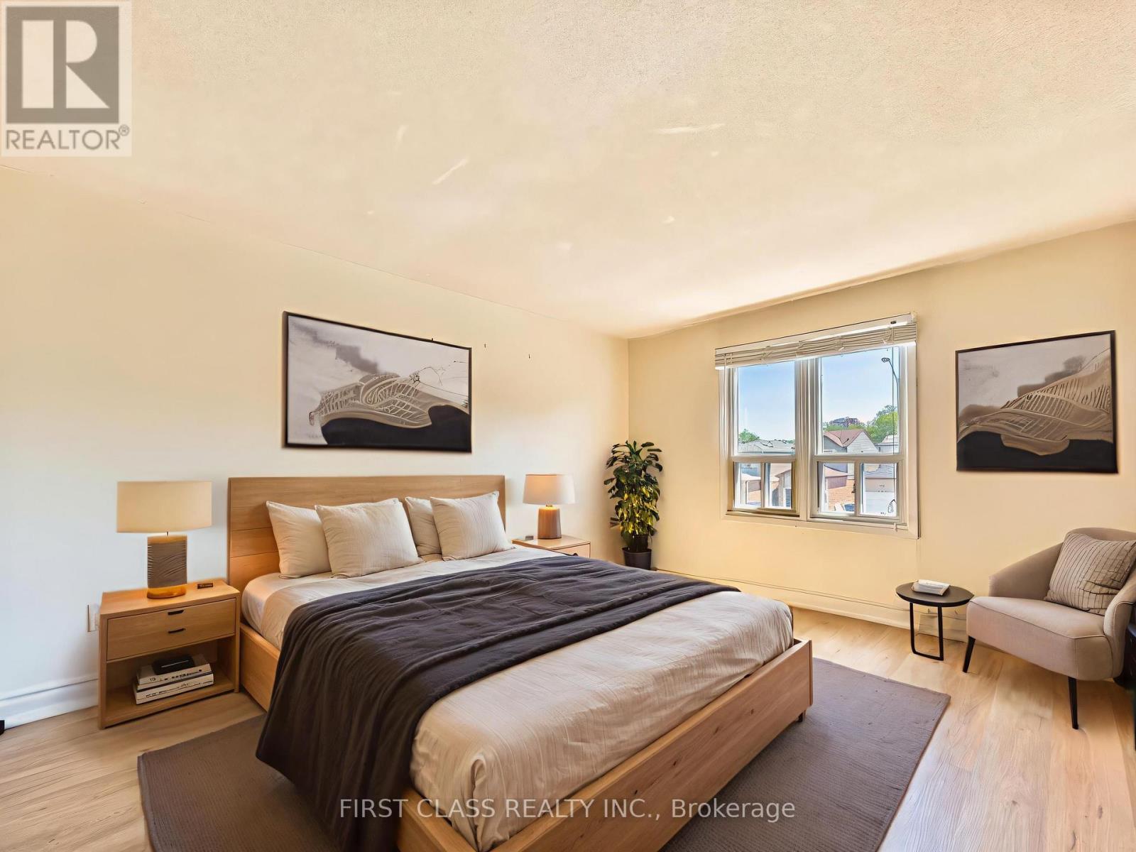 Photo 8 of 25 Overlord Crescent, Toronto ON