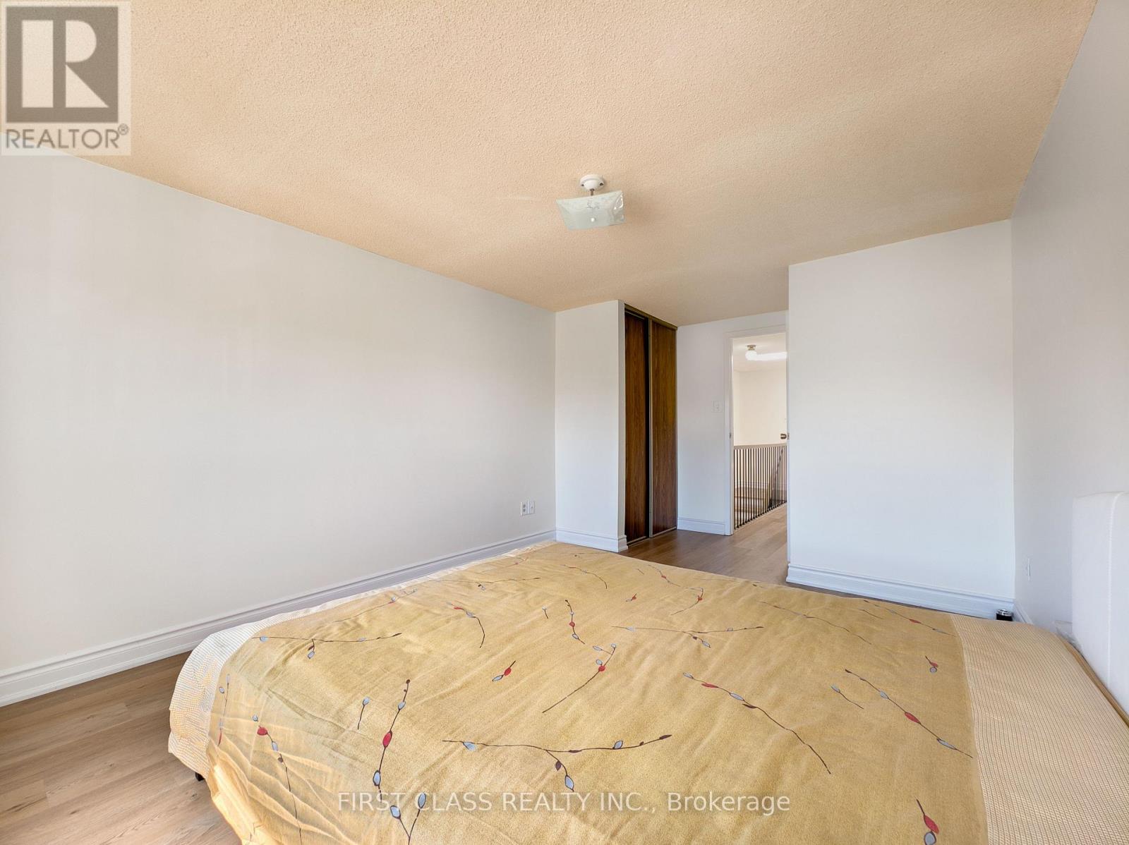 Photo 4 of 25 Overlord Crescent, Toronto ON