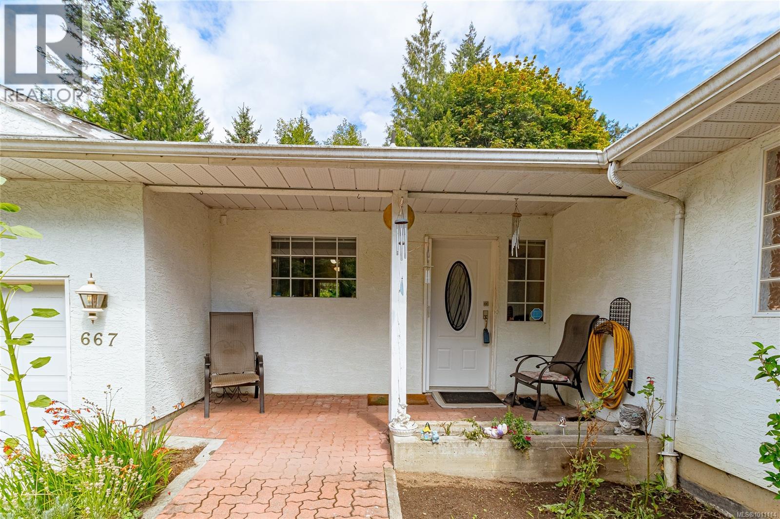 Photo 3 of 667 Goldie Ave, Langford BC