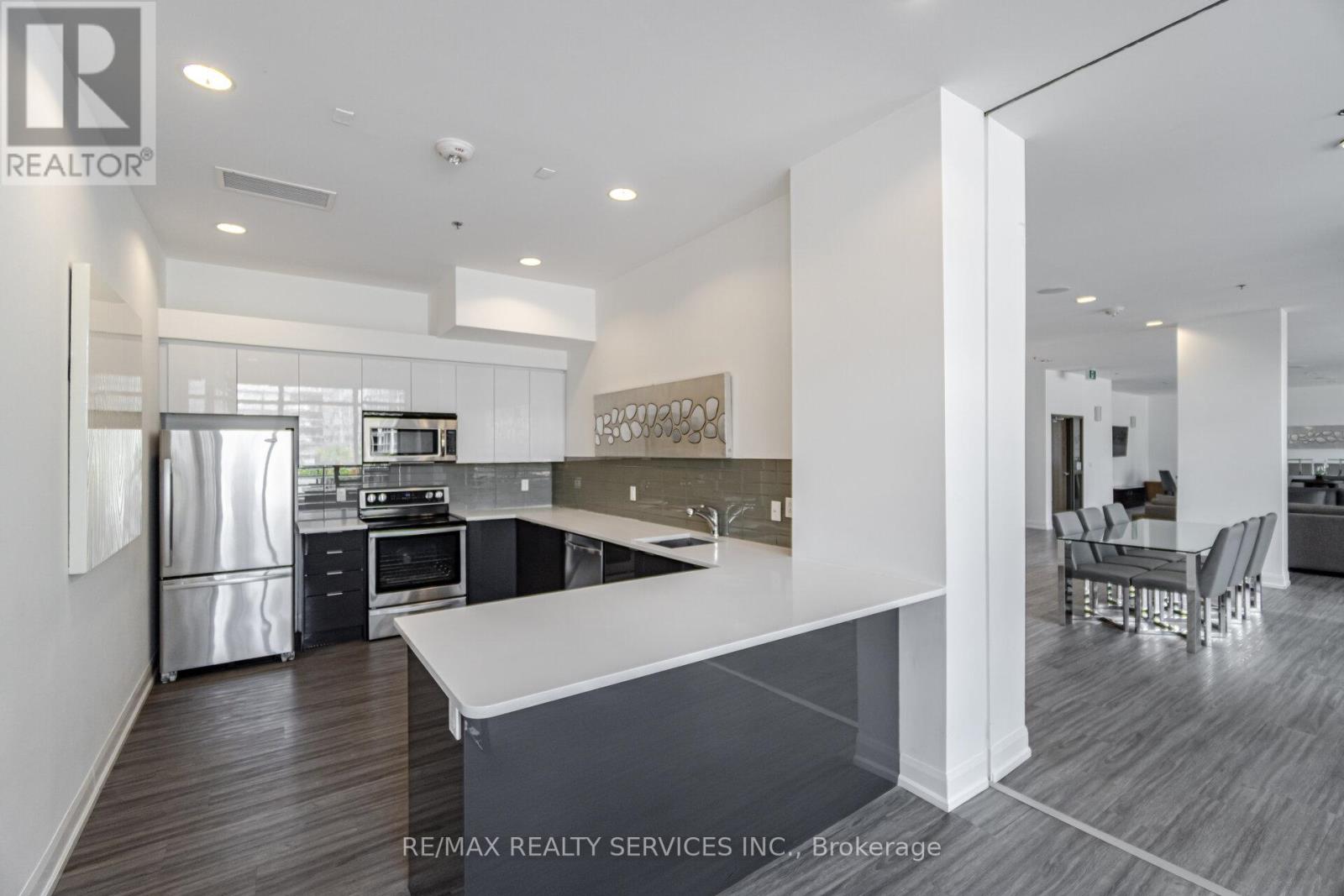 Photo 5 of 2902 2900 Highway 7 Road, Vaughan ON