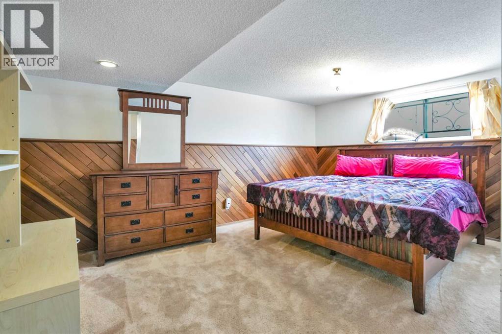 Single Family House 4 Level for Sale in  Templeside Circle NE Temple Calgary 