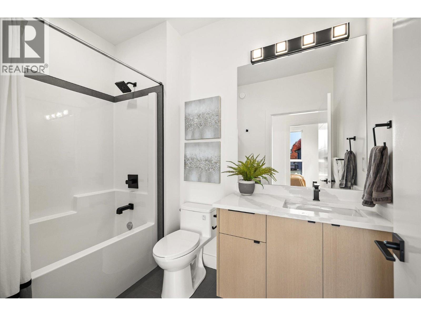 1 745 Patterson Avenue, Kelowna