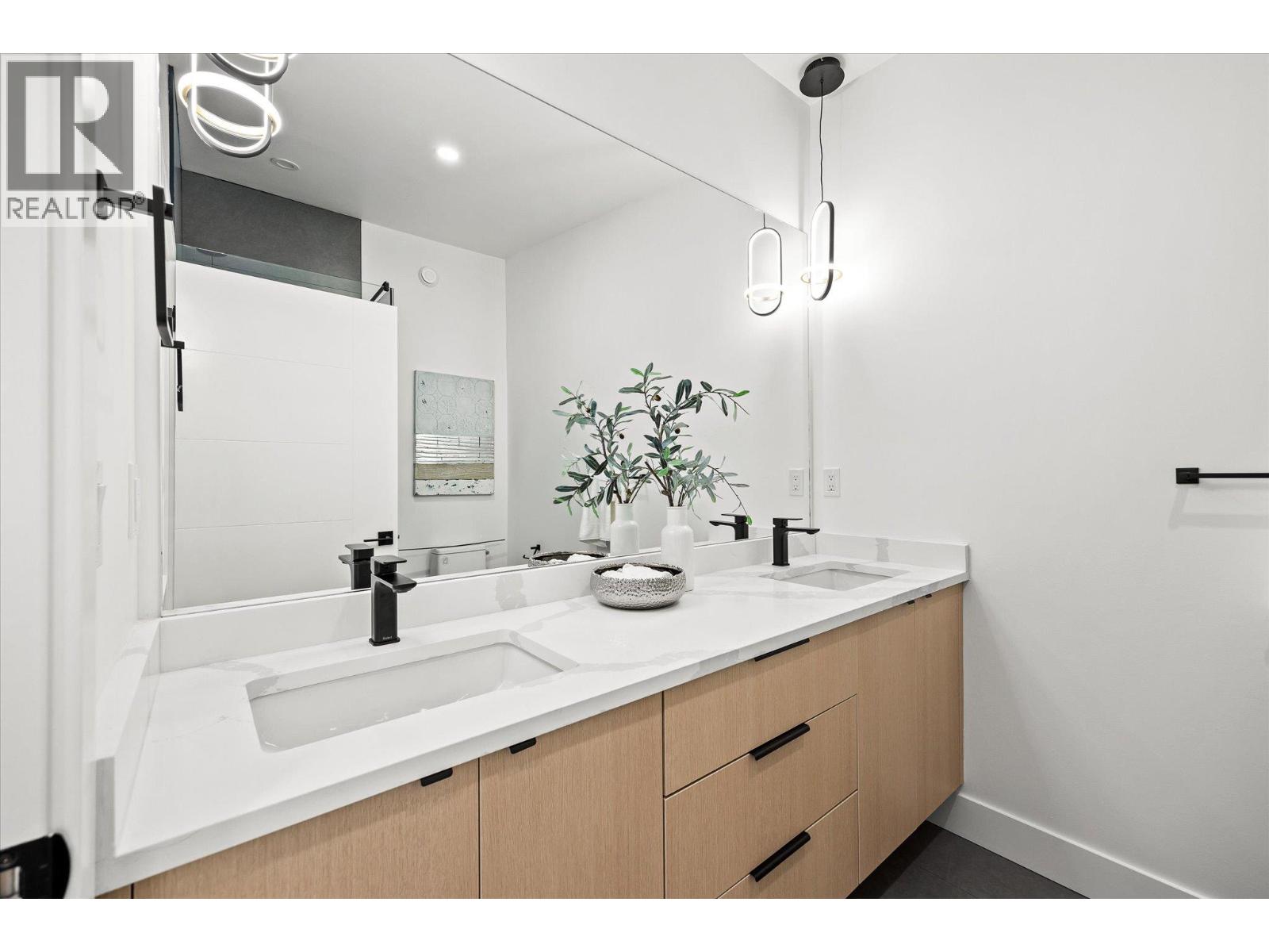 1 745 Patterson Avenue, Kelowna