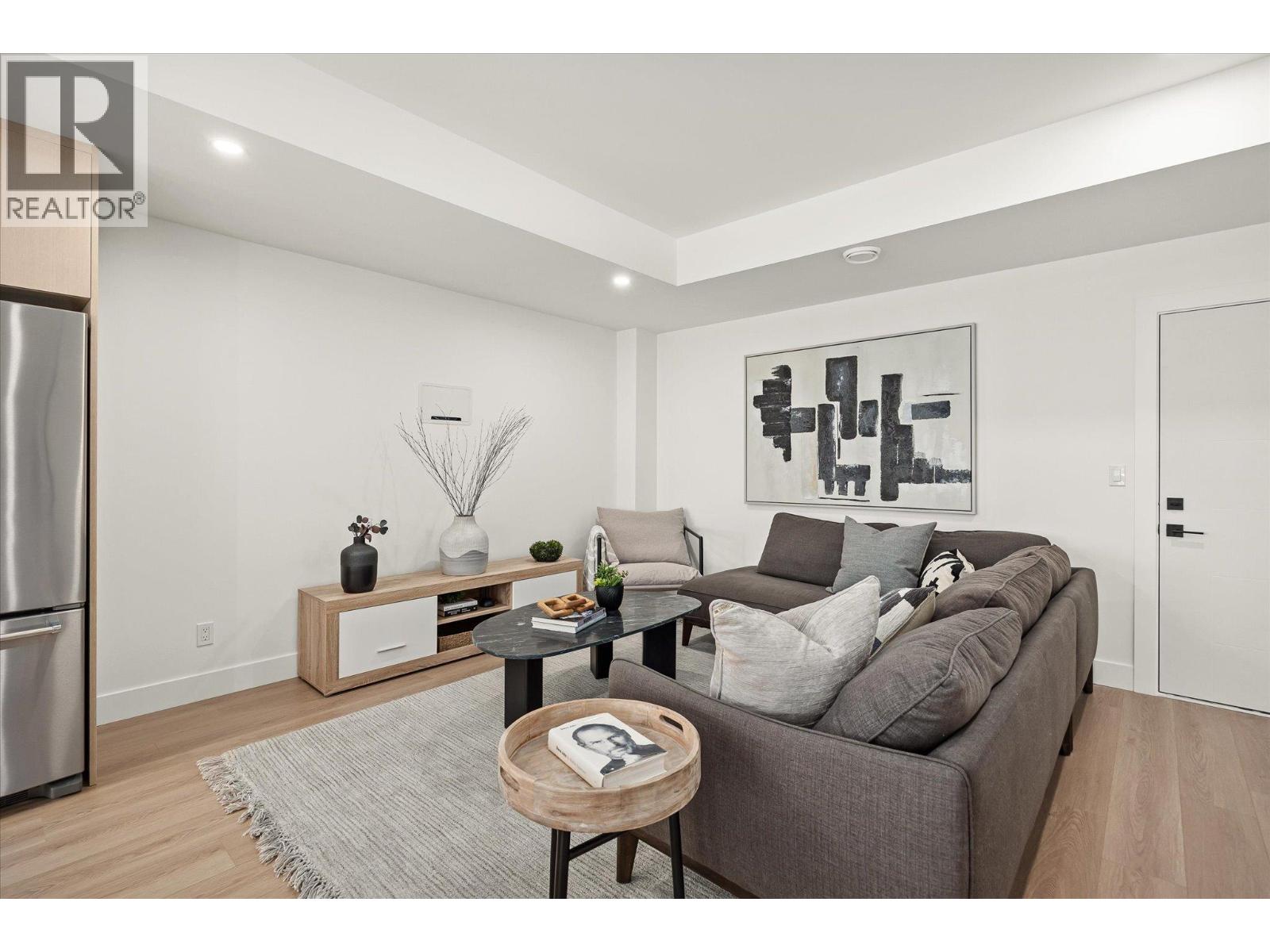 1 745 Patterson Avenue, Kelowna