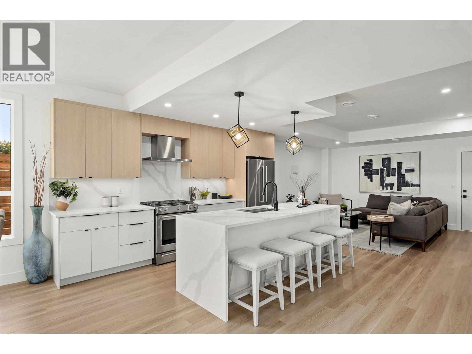 1 745 Patterson Avenue, Kelowna
