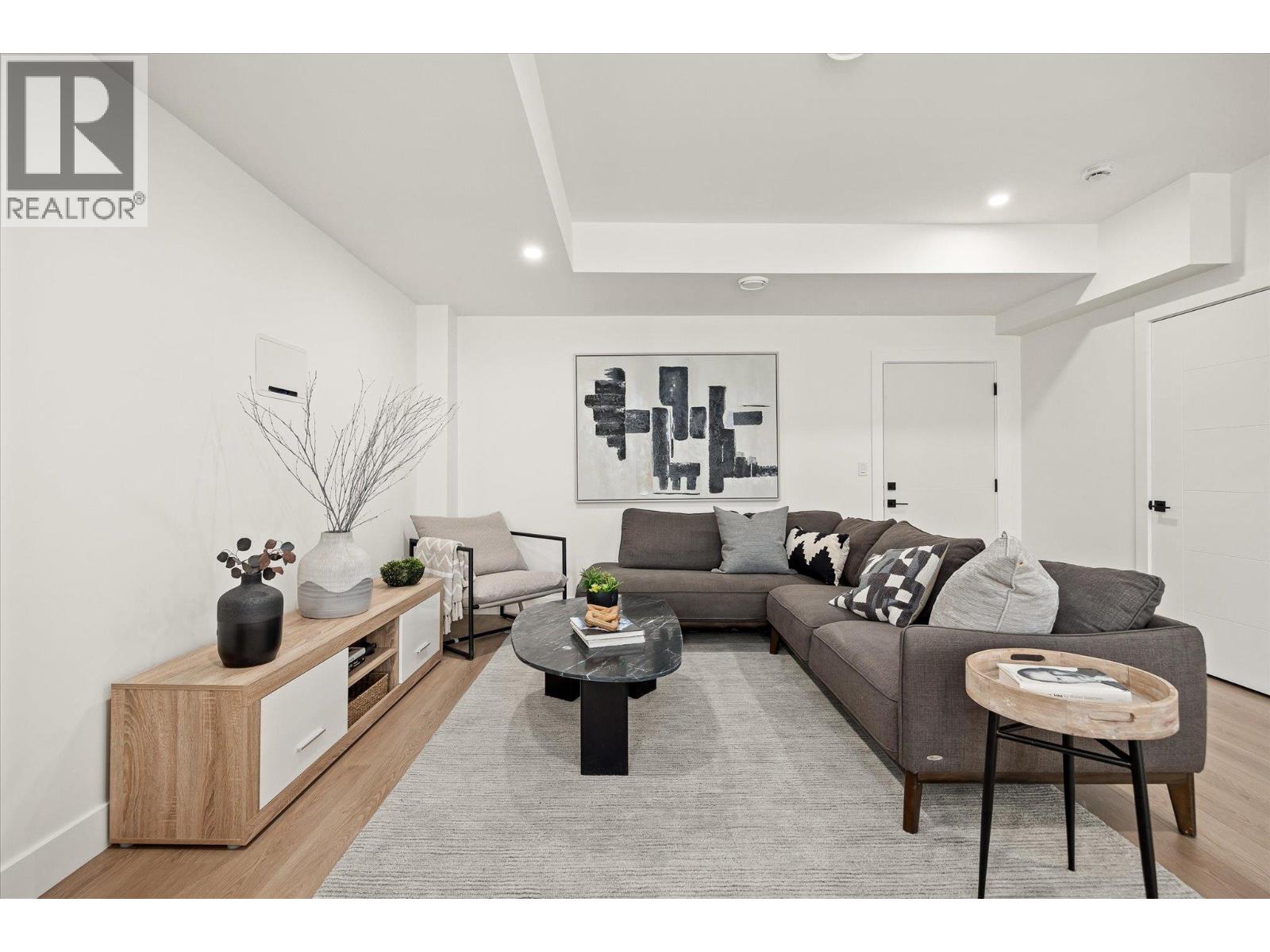 1 745 Patterson Avenue, Kelowna
