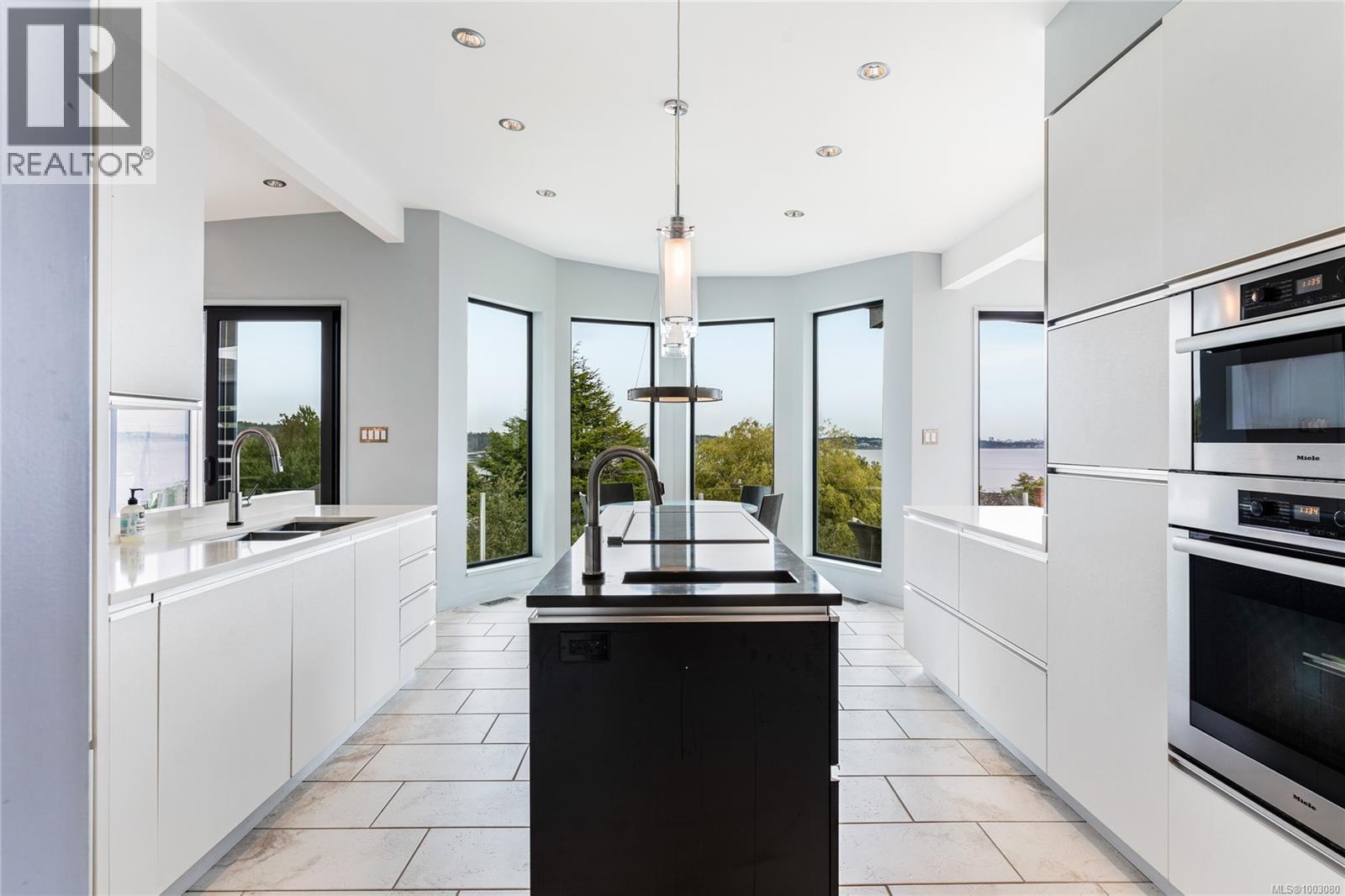 Photo 2 of 3507 Aloha Ave, Colwood BC