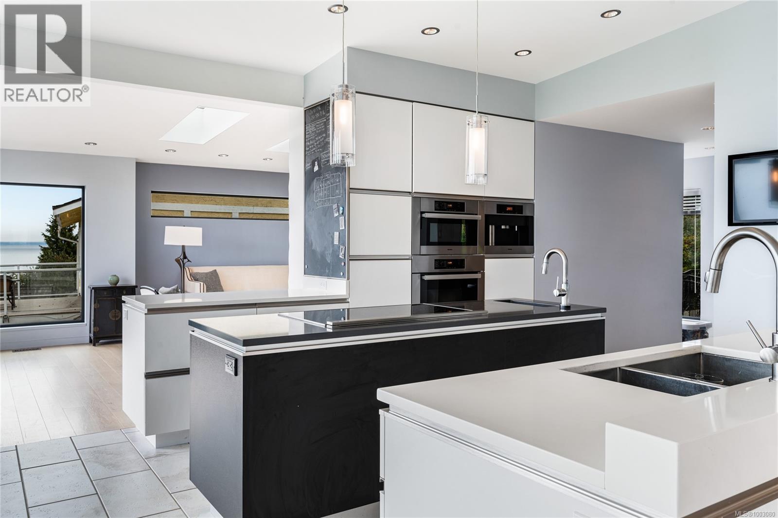 Photo 5 of 3507 Aloha Ave, Colwood BC