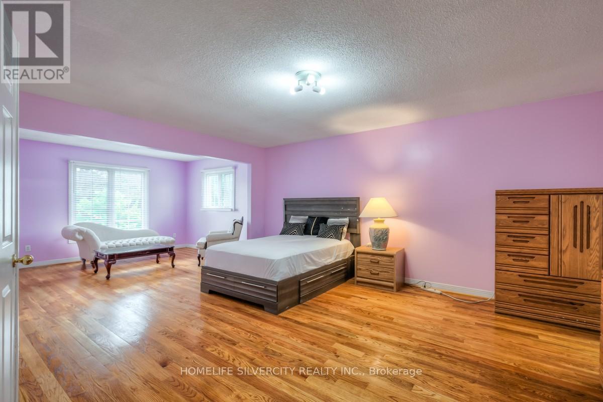 Photo 17 of 5 Braebrook Drive, Whitby ON