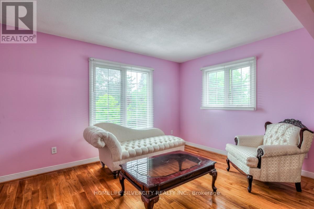 Photo 4 of 5 Braebrook Drive, Whitby ON