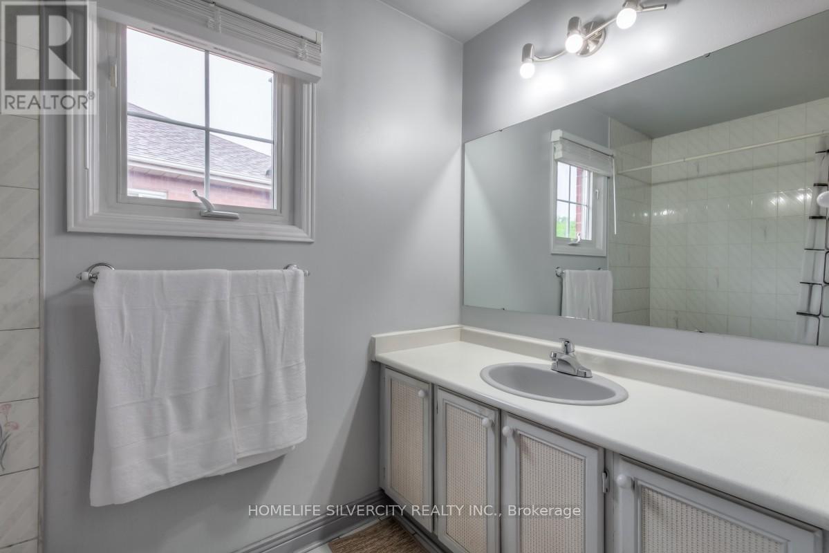 Photo 16 of 5 Braebrook Drive, Whitby ON