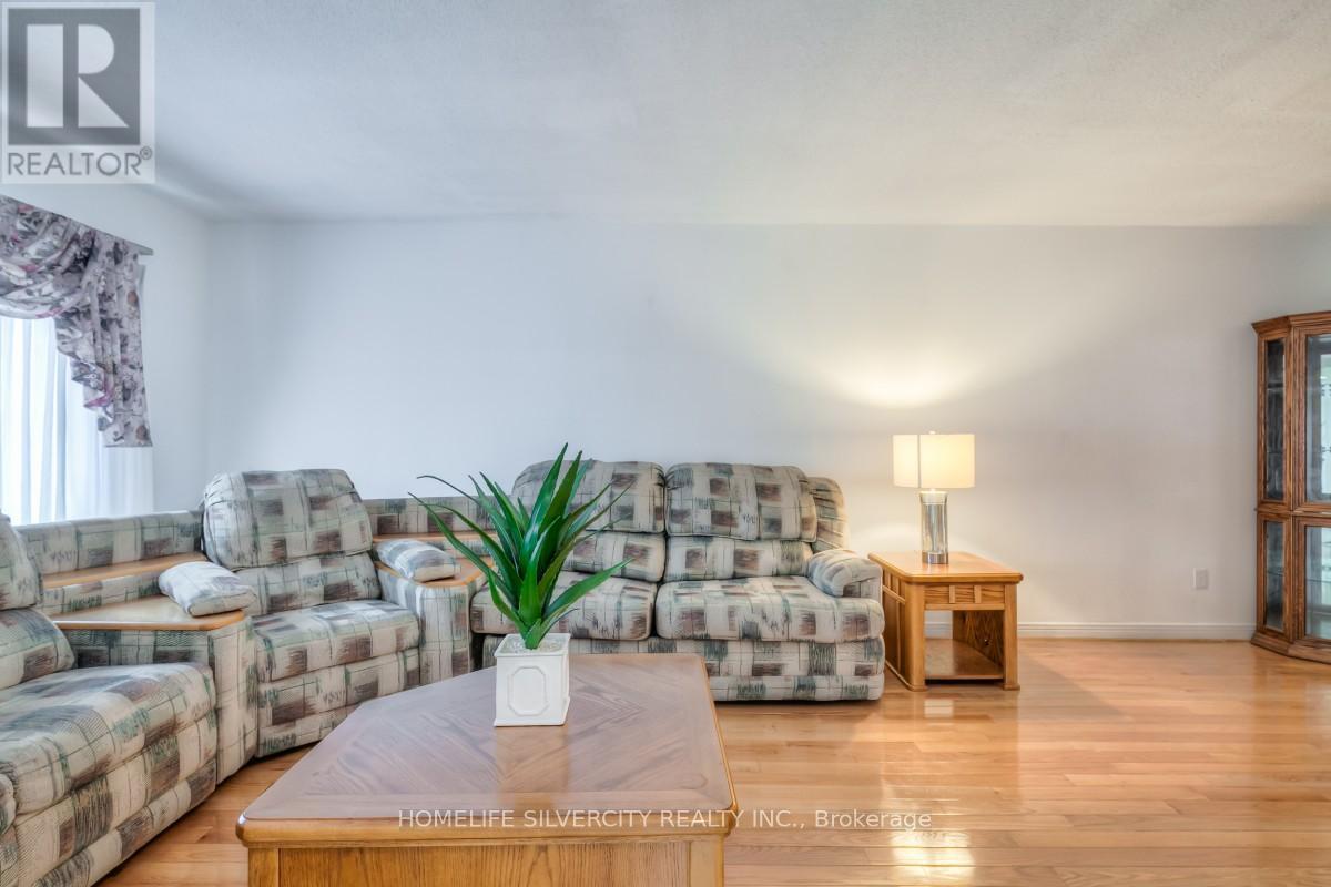 Photo 13 of 5 Braebrook Drive, Whitby ON