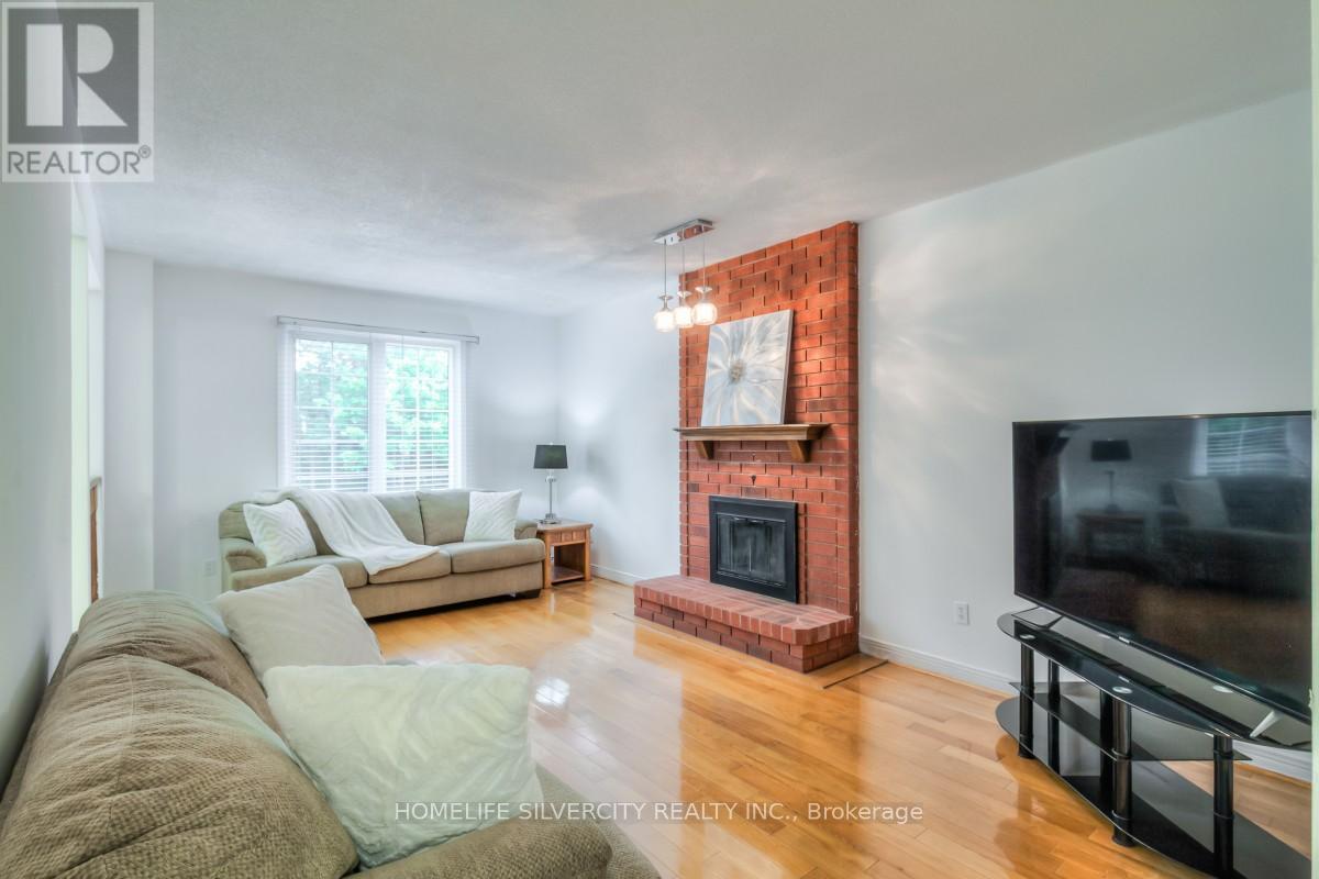 Photo 12 of 5 Braebrook Drive, Whitby ON
