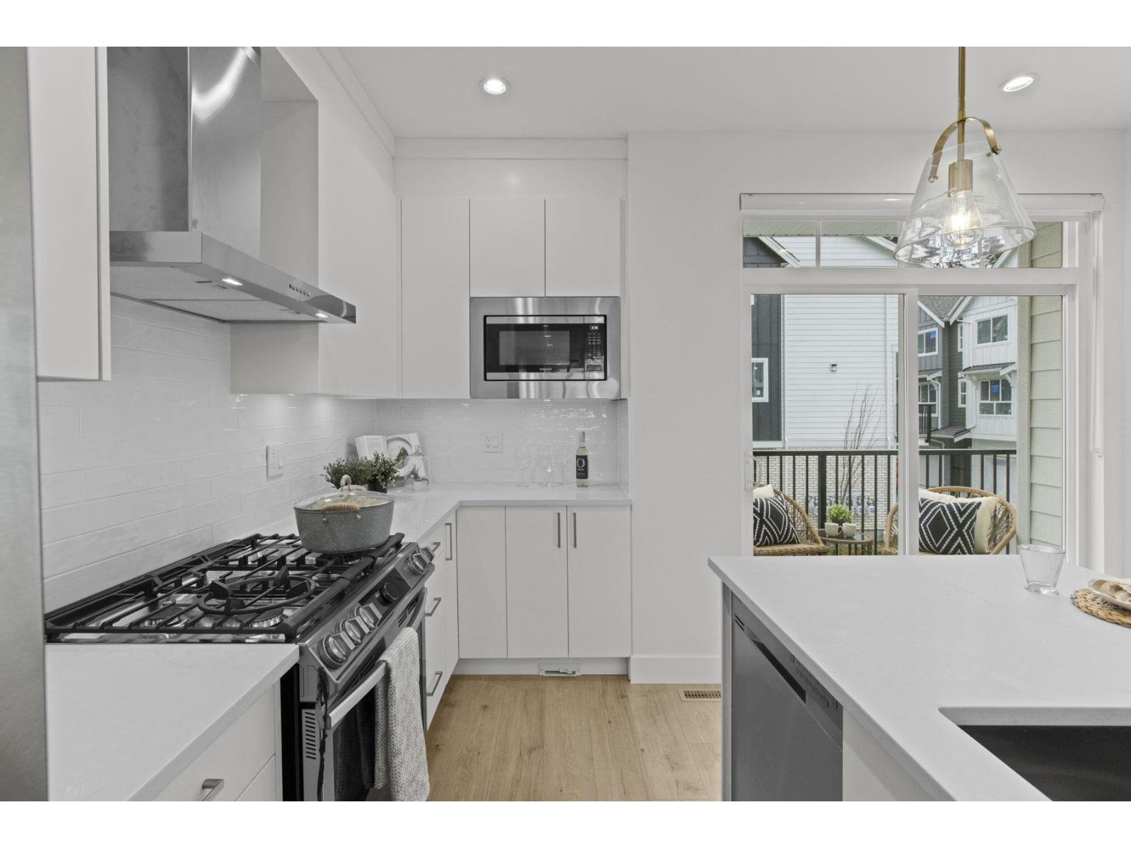 Photo 10 of 26 17458 100 Avenue, Surrey BC
