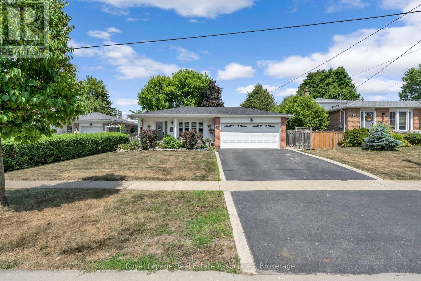 Photo 2 of 20 Baylor Crescent, Halton Hills ON