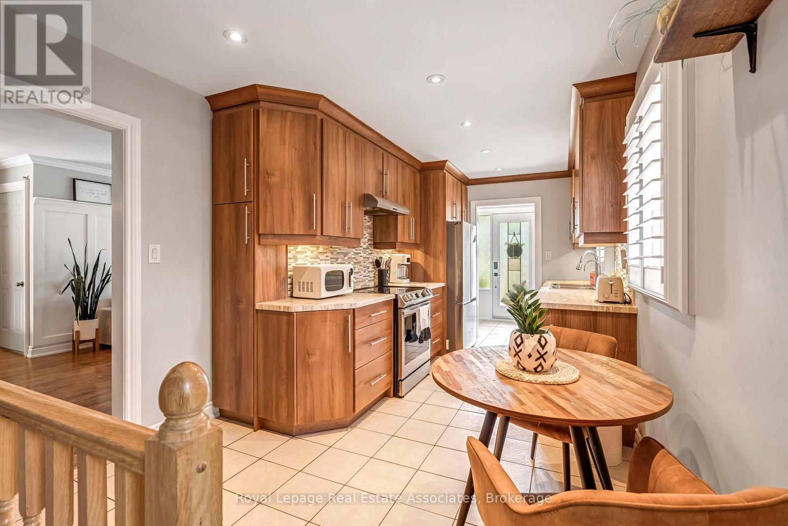 Photo 1 of 20 Baylor Crescent, Halton Hills ON