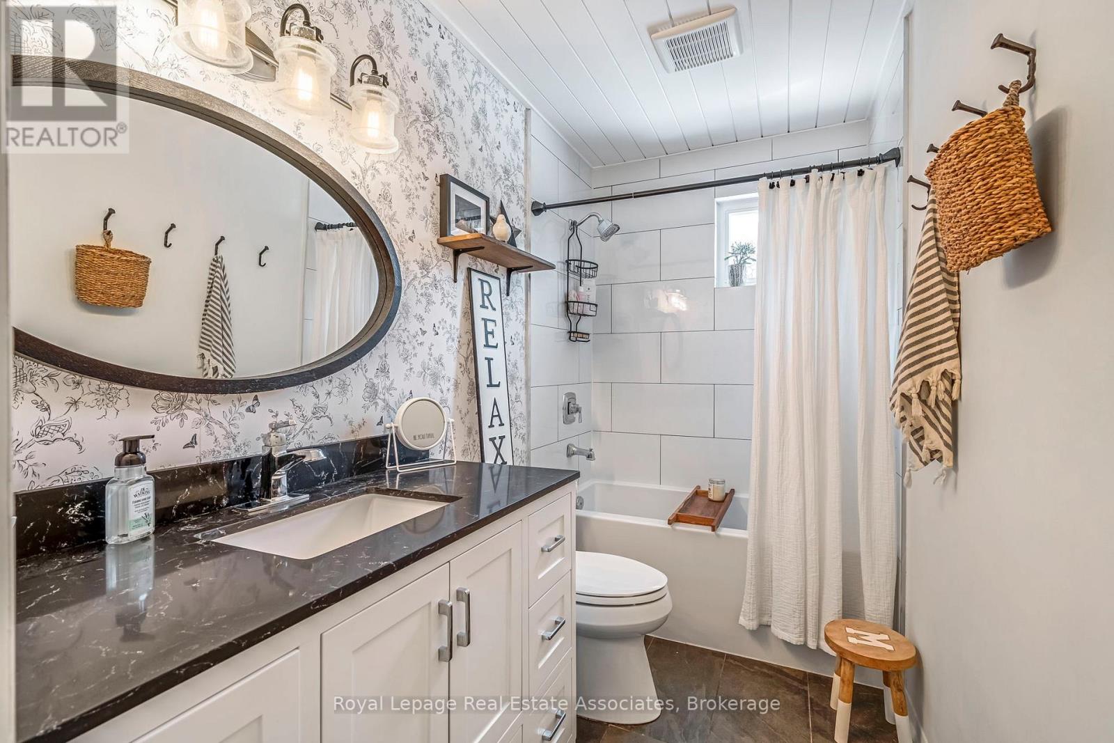 Photo 15 of 20 Baylor Crescent, Halton Hills ON