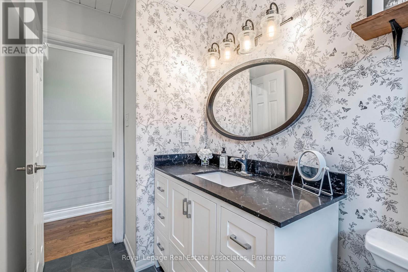 Photo 7 of 20 Baylor Crescent, Halton Hills ON