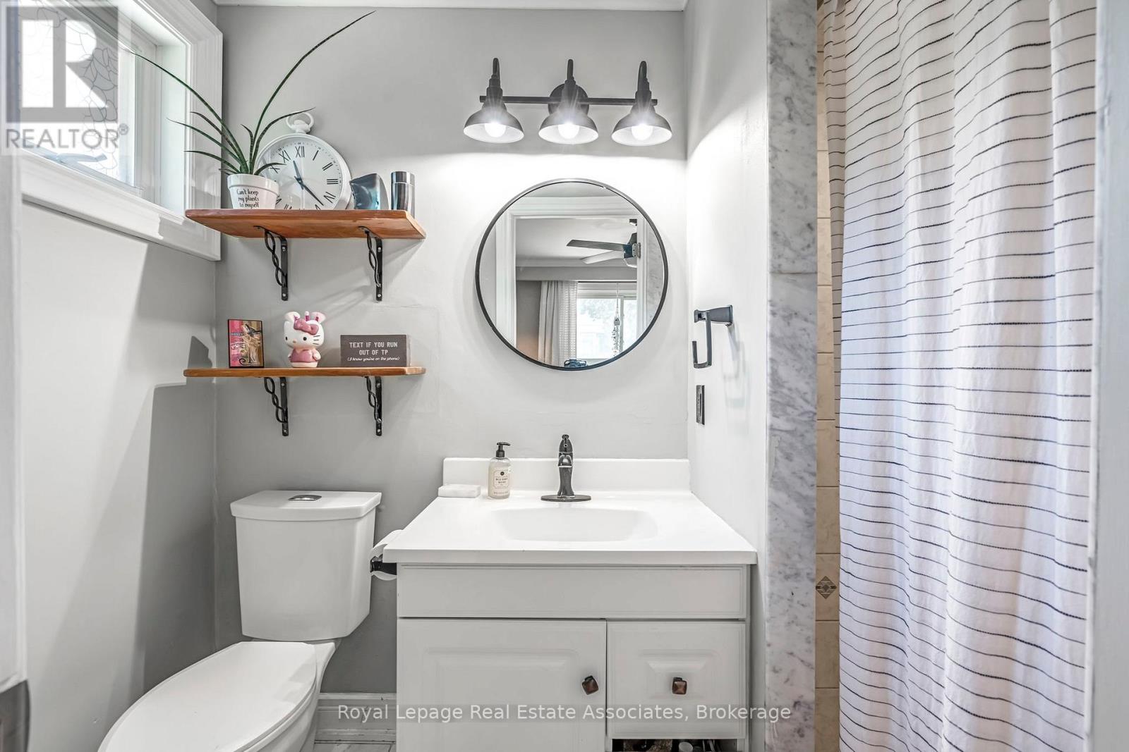 Photo 8 of 20 Baylor Crescent, Halton Hills ON