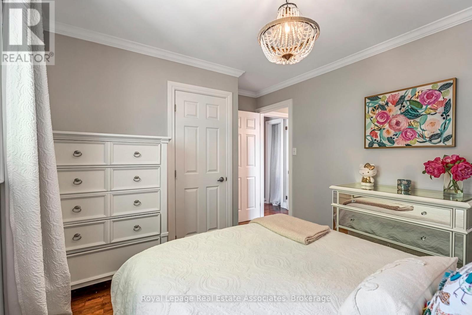 Photo 17 of 20 Baylor Crescent, Halton Hills ON