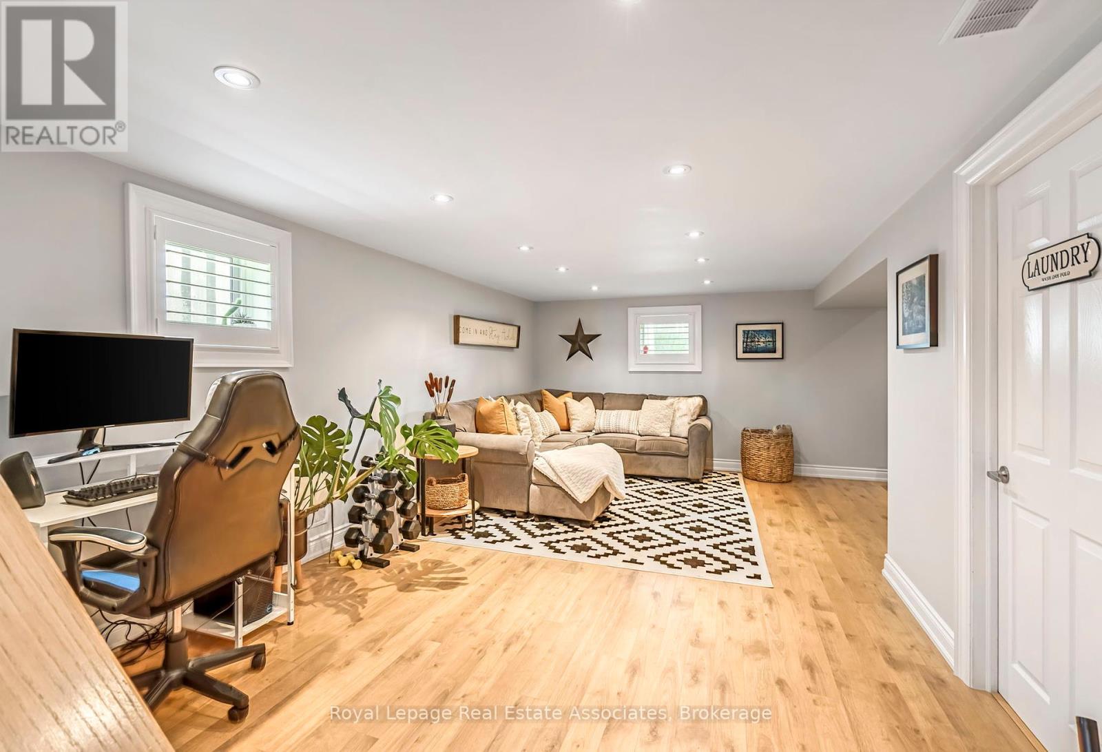 Photo 10 of 20 Baylor Crescent, Halton Hills ON