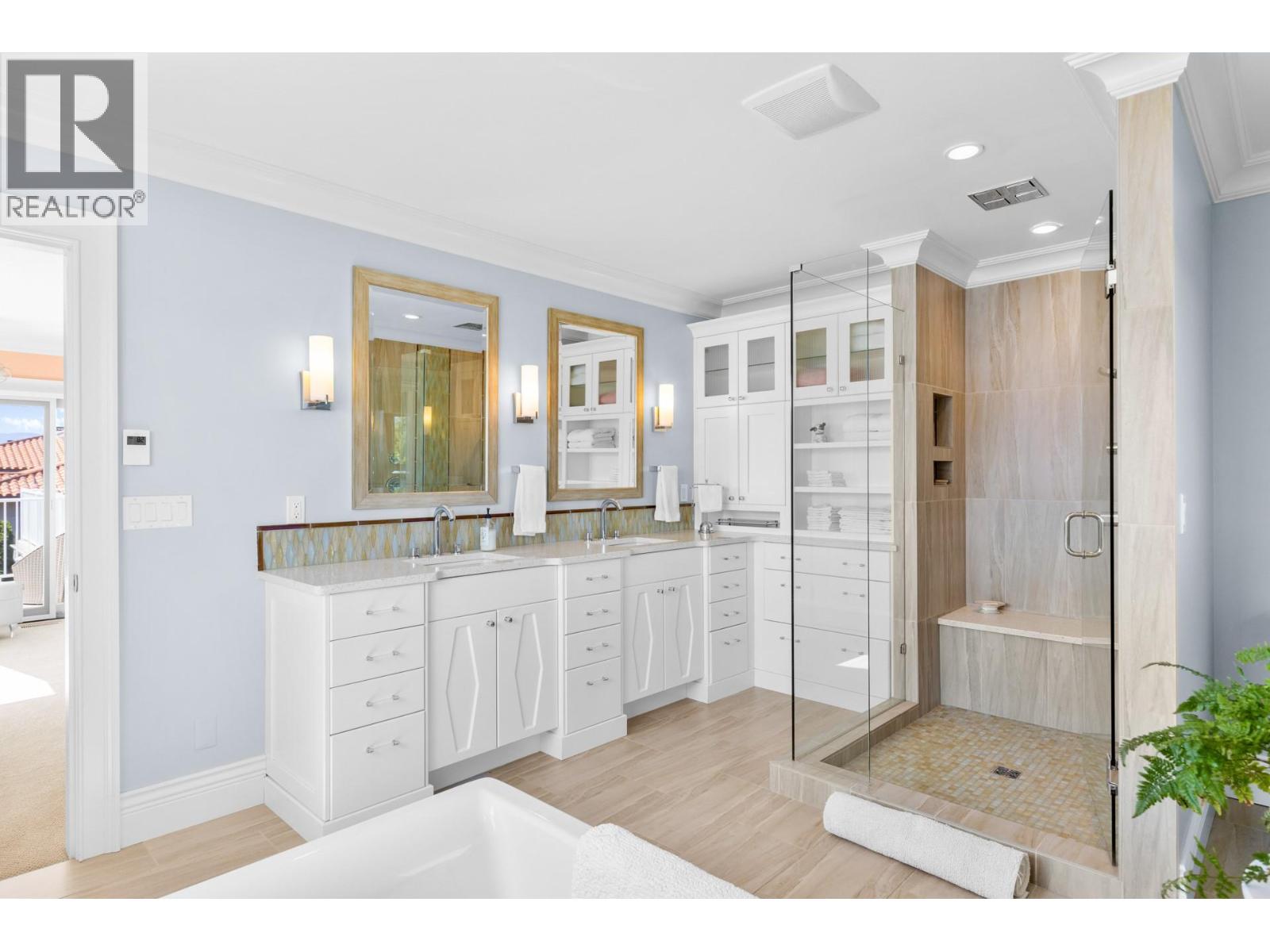 Photo 9 of 1601 Pritchard Drive, West Kelowna BC