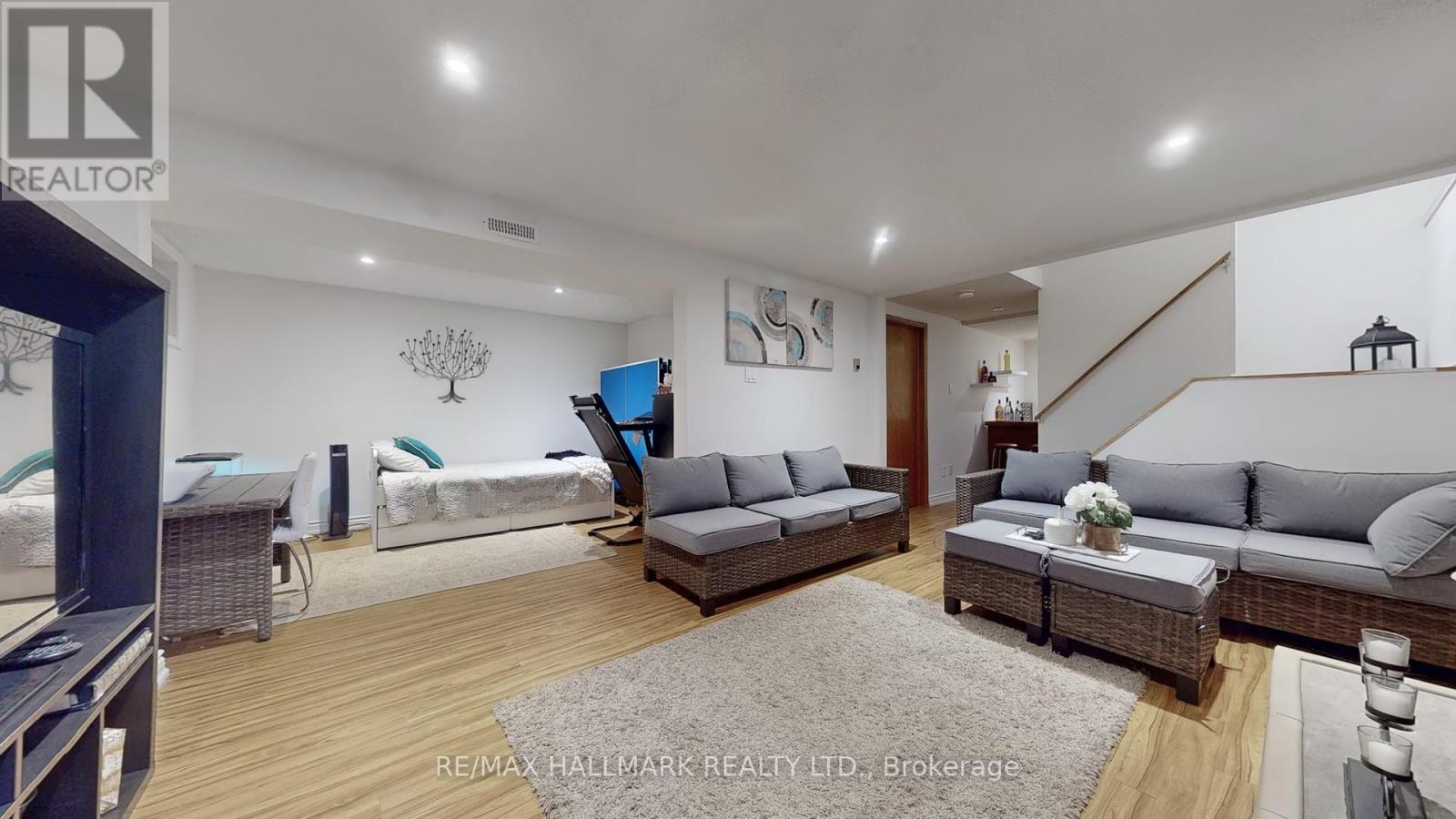 Photo 33 of 249 Kensington Crescent, Oshawa ON