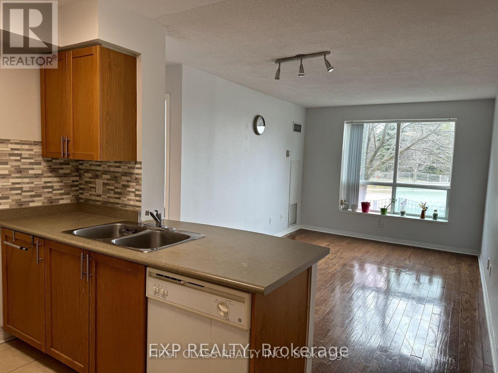 Photo 3 of 301 51 Baffin Crescent, Richmond Hill ON