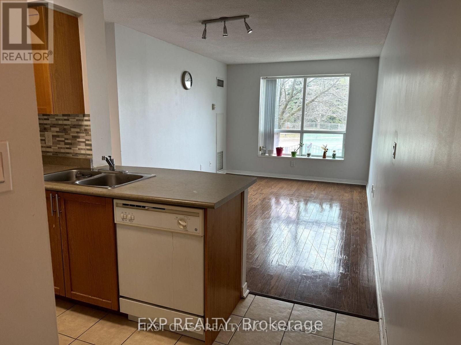 Photo 4 of 301 51 Baffin Crescent, Richmond Hill ON