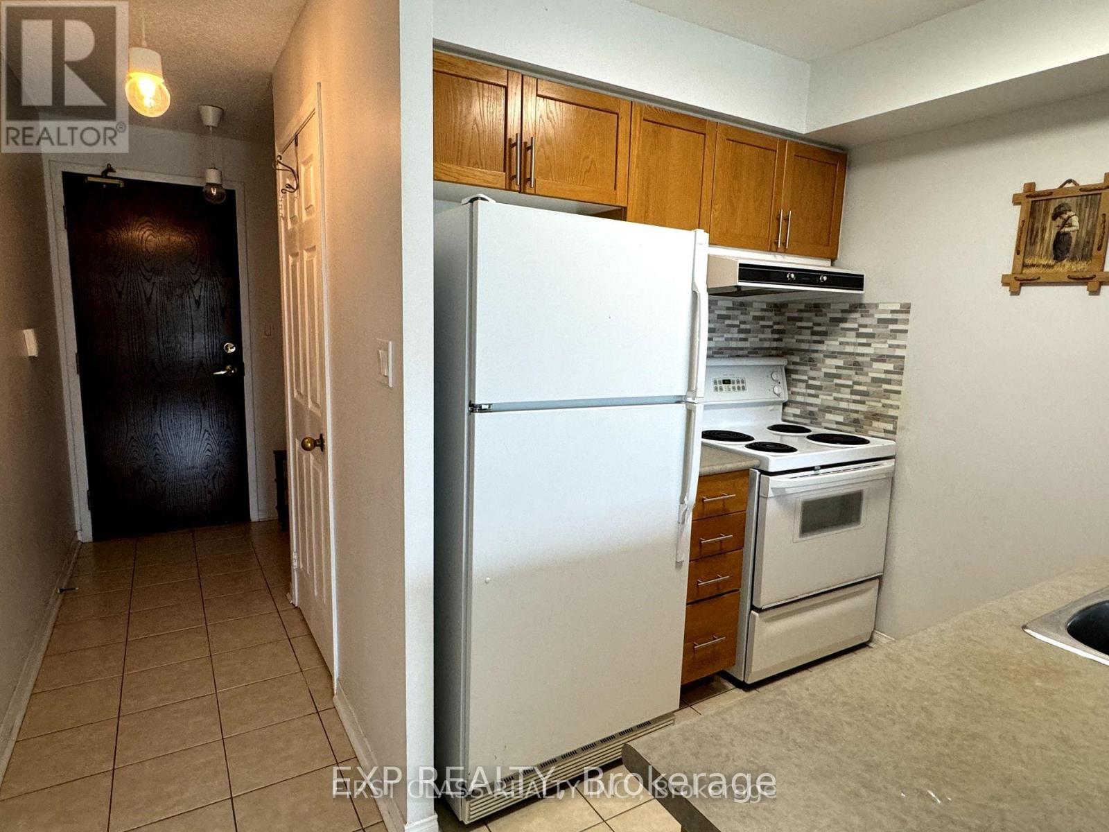 Photo 6 of 301 51 Baffin Crescent, Richmond Hill ON