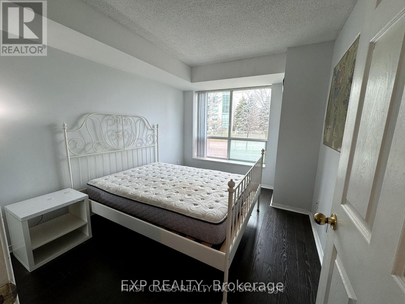 Photo 8 of 301 51 Baffin Crescent, Richmond Hill ON
