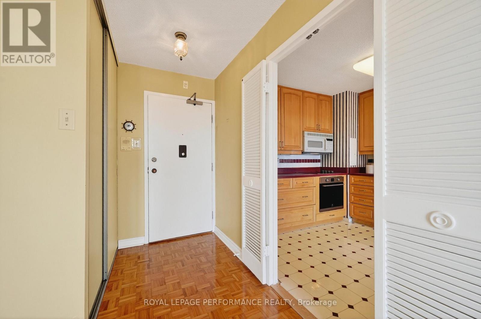 Suite 809-with hardwood flooring