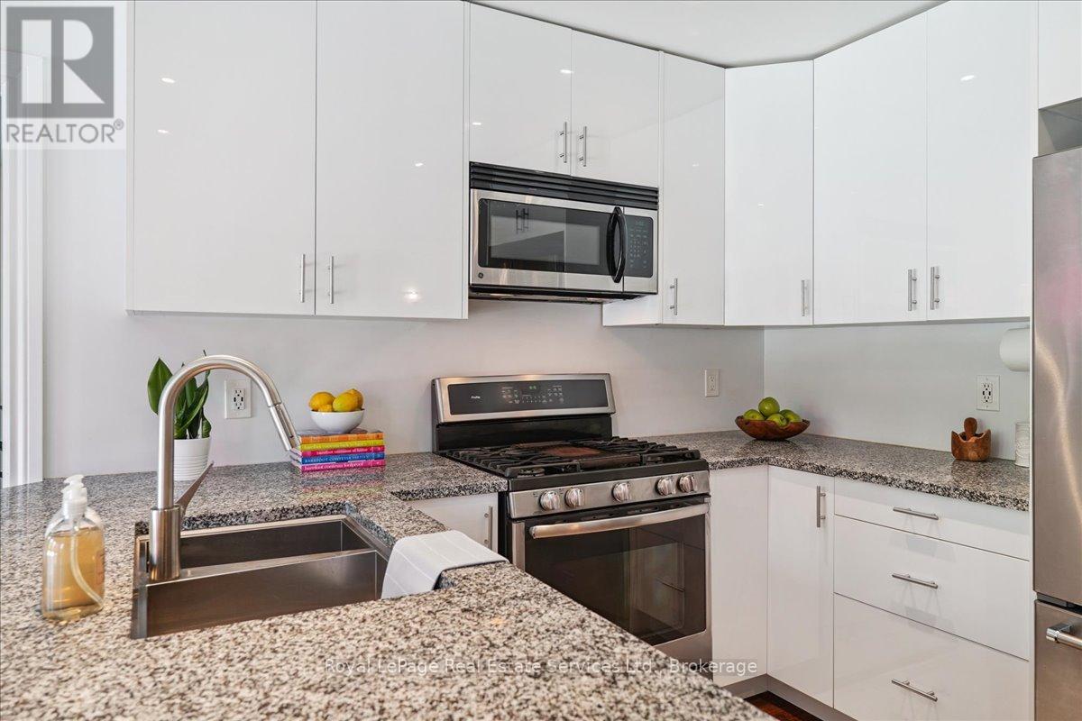 Photo 13 of 471 Deerhurst Drive, Burlington ON