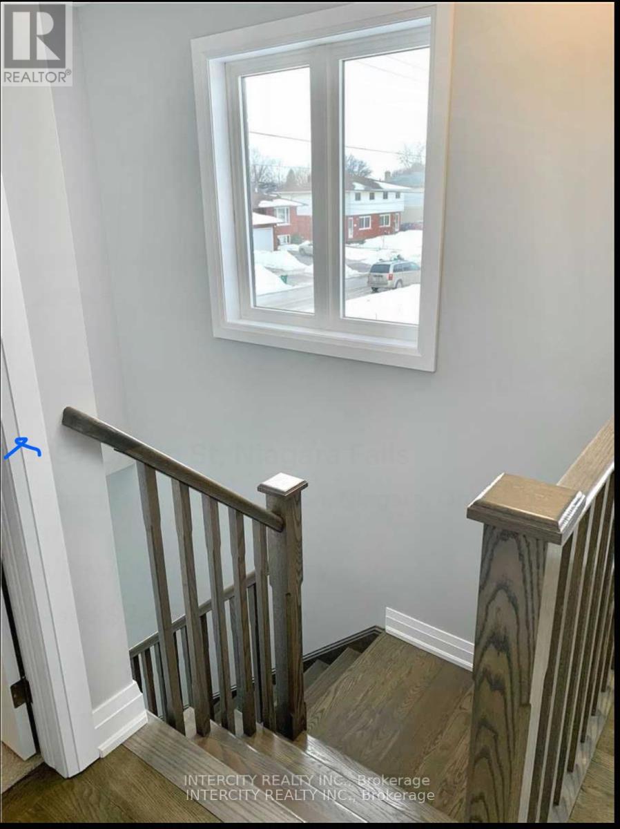 Photo 5 of 6697 Cropp Street, Niagara Falls ON