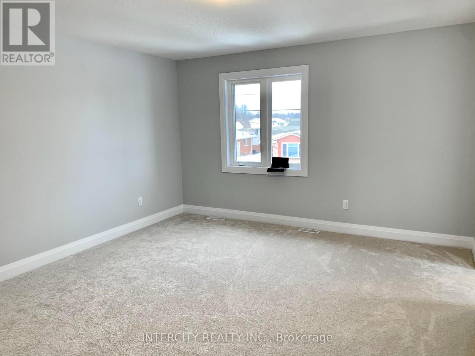 Photo 6 of 6697 Cropp Street, Niagara Falls ON