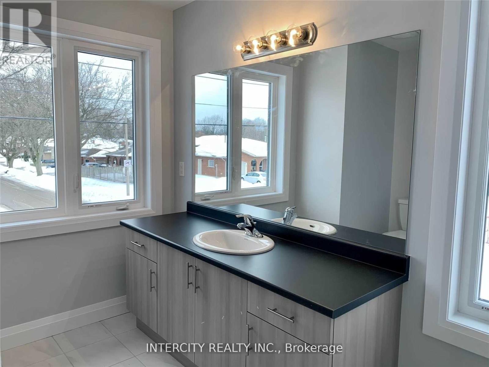 Photo 4 of 6697 Cropp Street, Niagara Falls ON