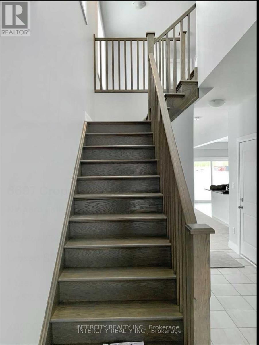 Photo 2 of 6697 Cropp Street, Niagara Falls ON