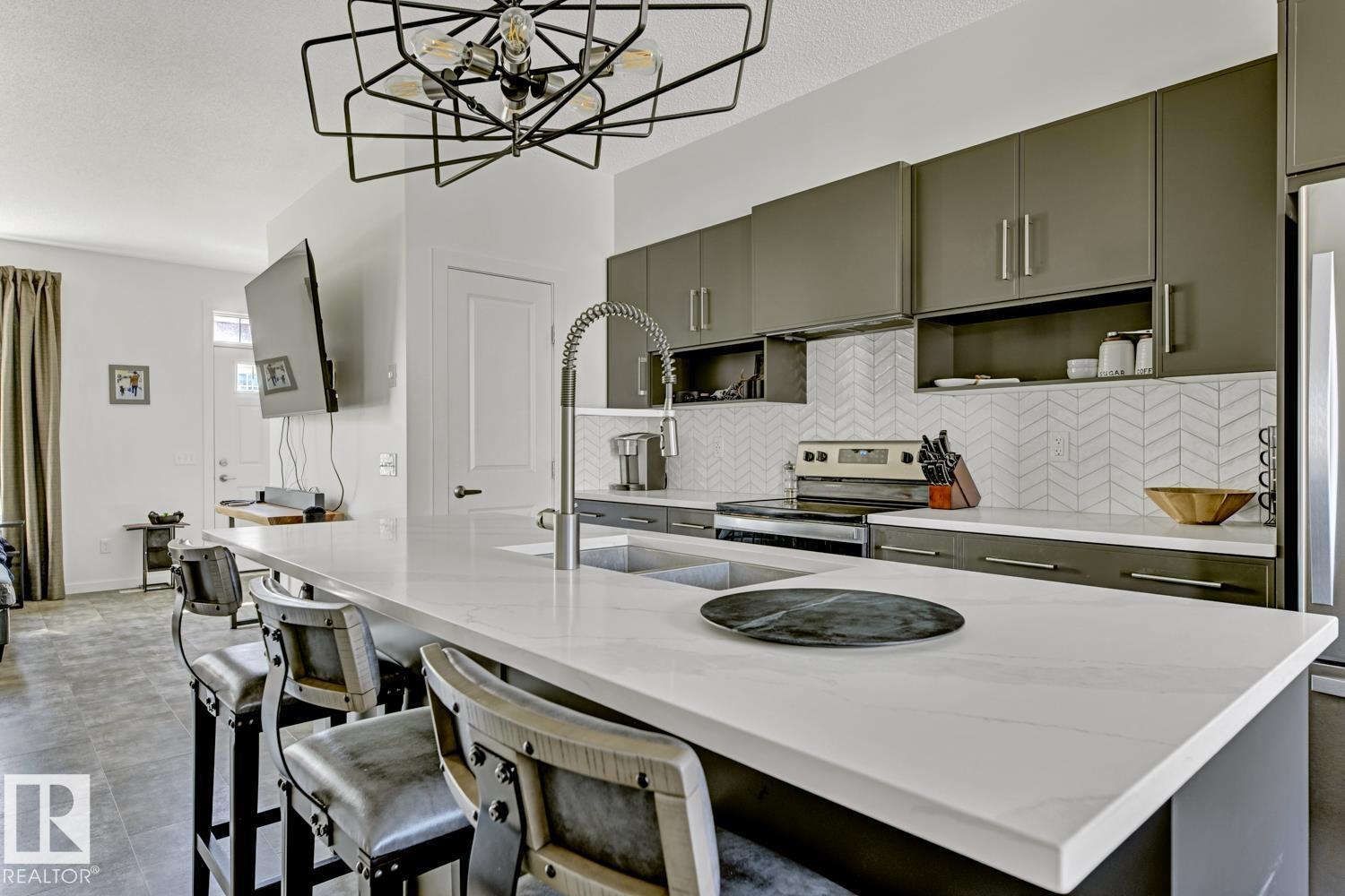 Photo 10 of 2150 Maple Rd Nw, Edmonton AB